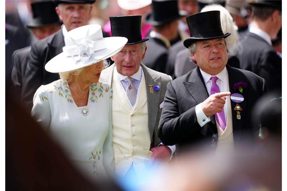 Königin Camilla und König Charles III. kommen mit Sir Francis Brooke (l-r) am ersten Tag des Royal Ascot auf der Pferderennbahn von Ascot in Berkshire an.