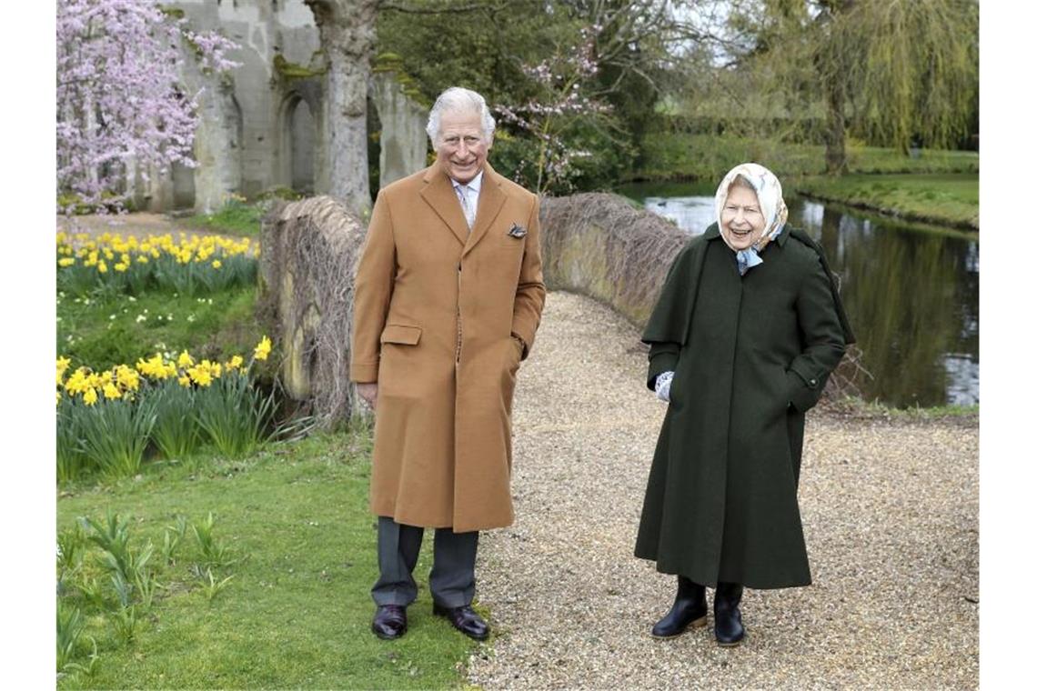 Königin Elisabeth II. und Prinz Charles im Garten von Frogmore House. Foto: Chris Jackson/Getty Images/AP/dpa
