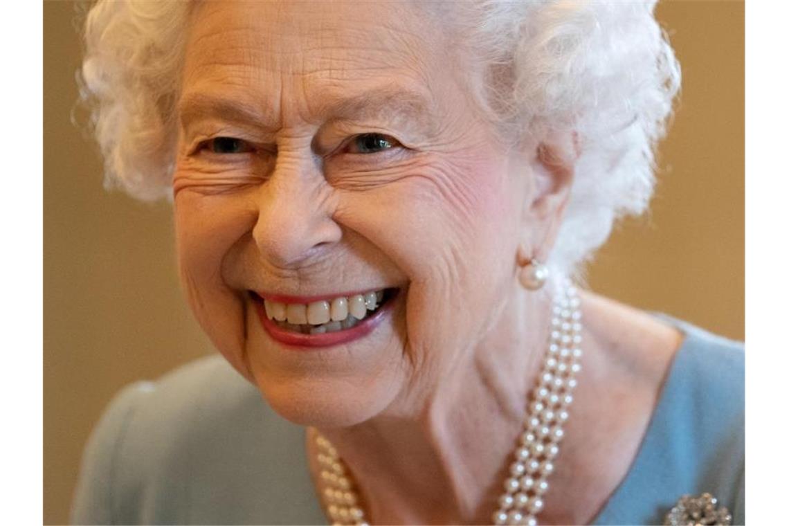 Versprechen und Überraschung: Queen ordnet zum 70. ihr Haus Königin Elizabeth II. lächelt beim Empfang im Sandringham House. Foto: Joe Giddens/PA Wire/dpa