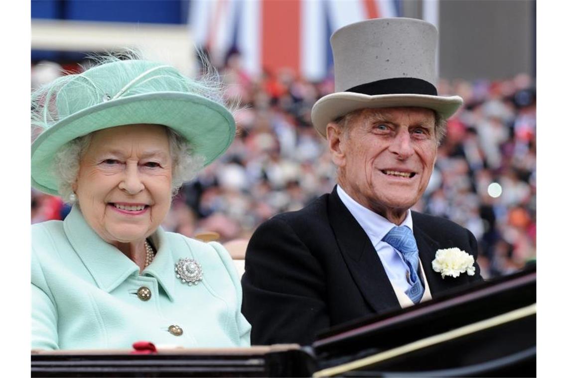 Königin Elizabeth II. und Prinz Philip, Herzog von Edinburgh, beim Royal Ascot Pferderennen (2018). Foto: Andy Rain/EPA/dpa