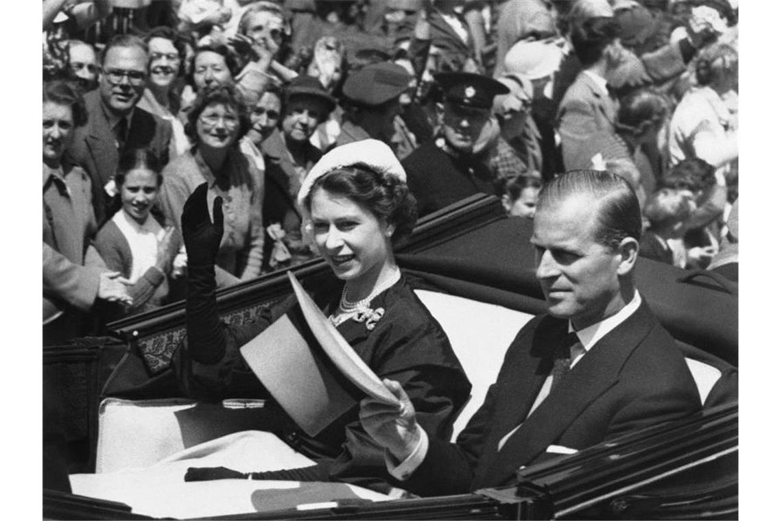 Große Anteilnahme am Tod Prinz Philips Königin Elizabeth II. und Prinz Philip in einer offenen Kutsche (1952). Foto: Eddie Worth/AP/dpa