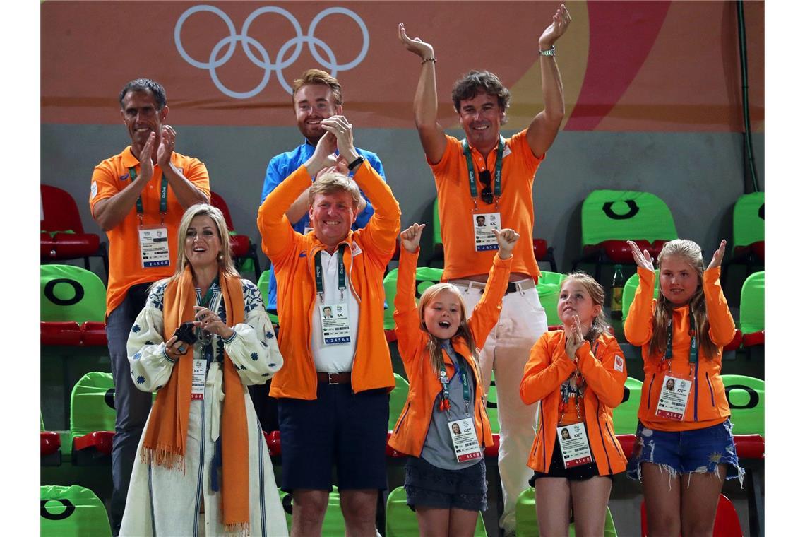 Königin Maxima der Niederlande (l-r), König Willem-Alexander und Prinzessin Ariane, Prinzessin Alexia und Prinzessin Amalia feuern am 15.08.2016 in Rio bei den Olympischen Spielen 2016 die Geräteturner an.