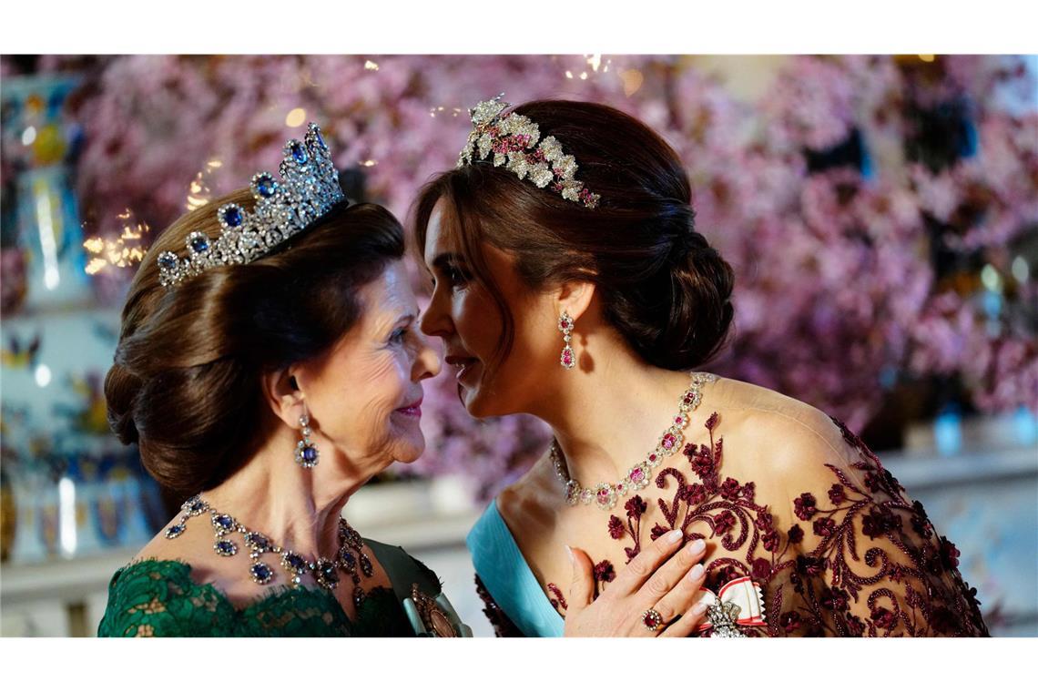 Königin Silvia trug die Tiara, die Kette und die Ohrringe der Leuchtenberg-Saphire, ...