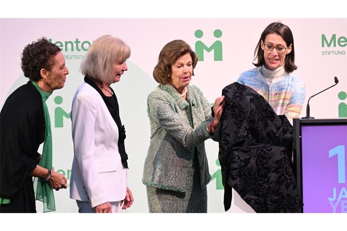 Königin Silvia von Schweden (3.v.l) und Bettina Gräfin Bernadotte (r) enthüllen den Mentor-Preis.