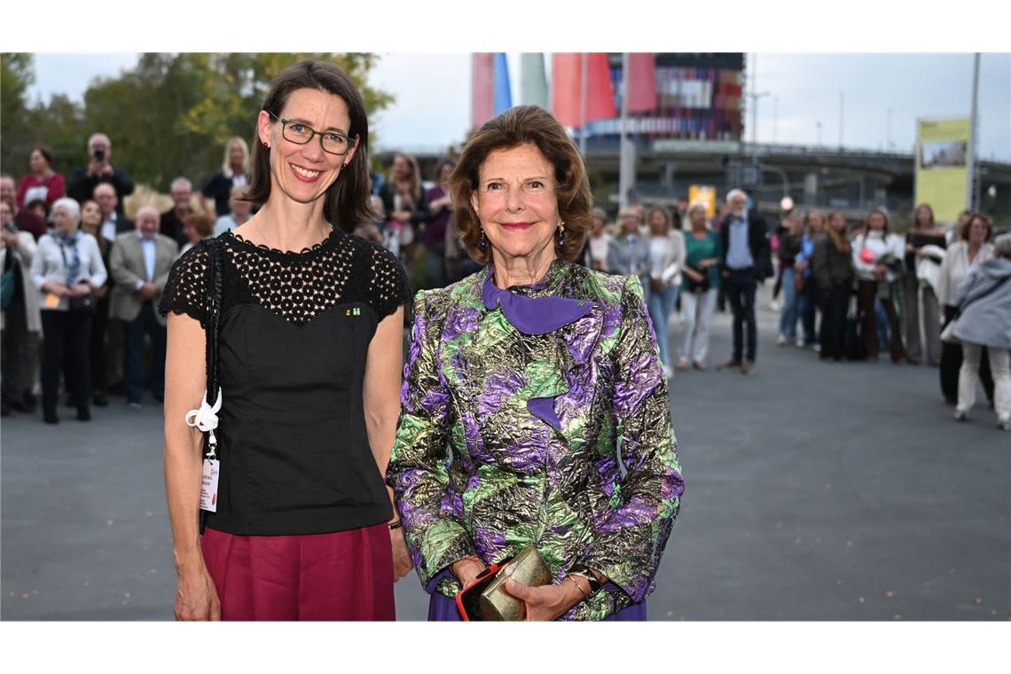 Königin Silvia von Schweden (r) und Bettina Bernadotte stehen nach ihrer Ankunft vor dem Bodenseefourm. Schwedens Königin nimmt anlässlich des zehnjährigen Bestehens der Mentor-Stiftung Deutschland an den Feierlichkeiten in Konstanz und auf der Insel Mainau teil. Den Auftakt bildet das Bühnenprojekt «wir_jetzt_hier» im Bodenseeforum Konstanz. (zu dpa: «Königin Silvia auf Bodensee-Insel: Das ist geplant»)