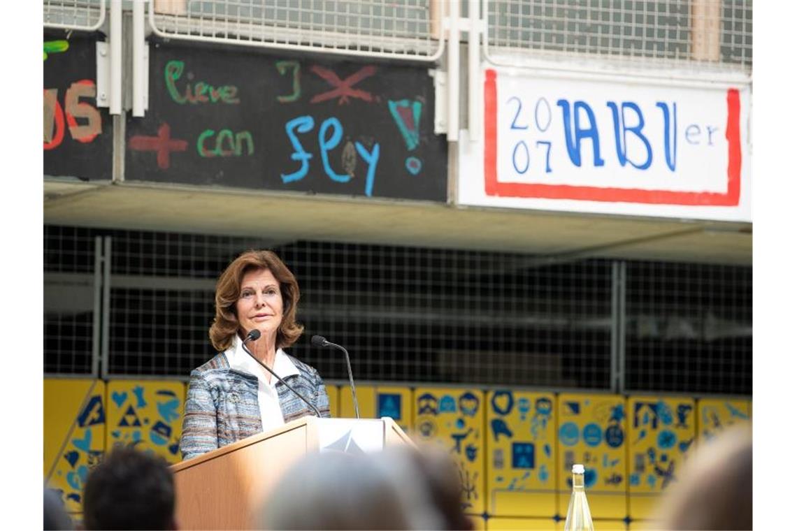 Königin Silvia von Schweden spricht während eines Besuchs in einer Schule. Foto: Sebastian Gollnow