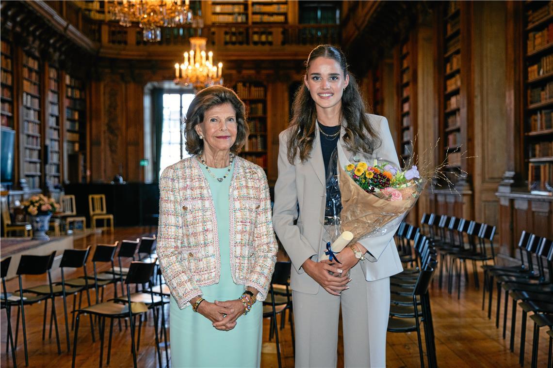 Königin Silvia zeichnete Samira Pusch für ihr Projekt Zukunft Pflegebauernhof aus. Schumm-Mitarbeiterin Berit Bay ist Jurymitglied beim Queen Silvia Nursing Award.Foto: Y. Li