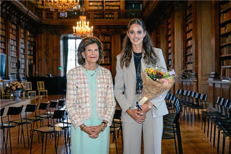 Königin Silvia zeichnete Samira Pusch für ihr Projekt Zukunft Pflegebauernhof aus. Schumm-Mitarbeiterin Berit Bay ist Jurymitglied beim Queen Silvia Nursing Award.Foto: Y. Li