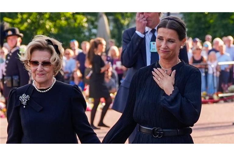 Königin Sonja (l.) und Prinzessin Märtha Louise von Norwegen kommen nach dem Tod von König Harald auf den Schlossplatz, um die Menschen zu begrüßen und das Meer aus Blumen und Grußbotschaften zu betrachten, das Trauernde dort niedergelegt haben.