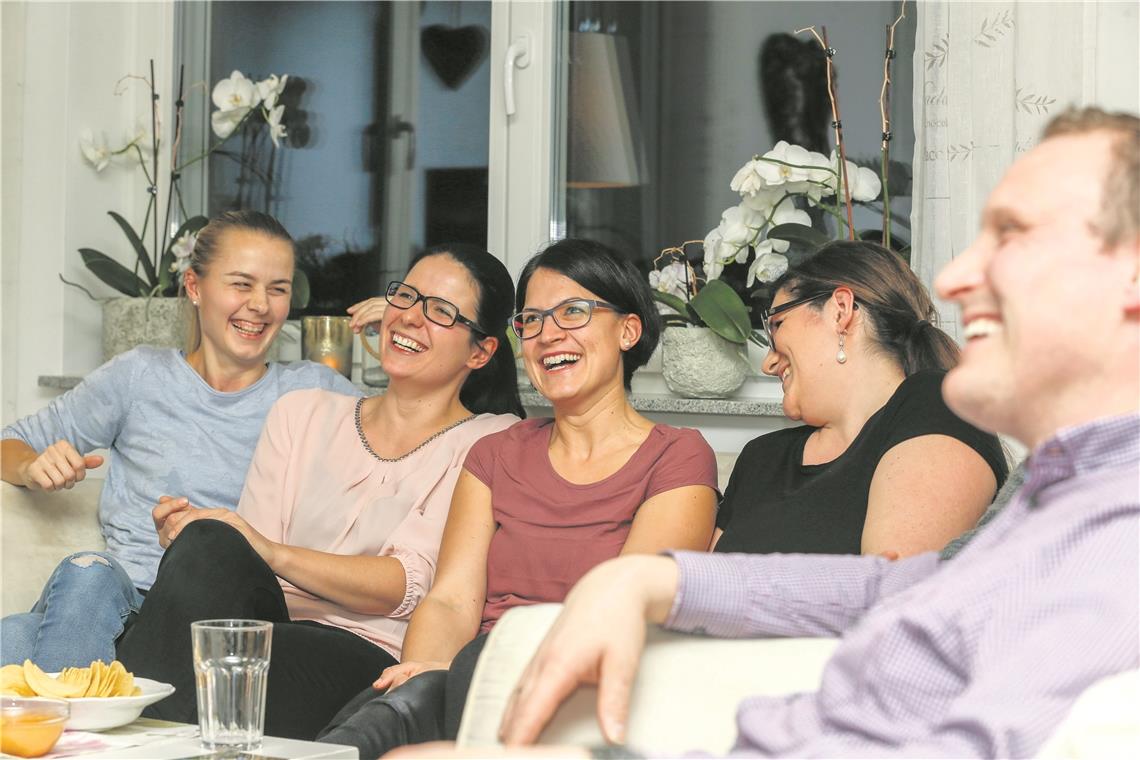 Können diese beiden Bilder – oben und unten – lügen? Beim spontanen Nachbarschaftstreffen bei Familie Bauer haben Sarah Breiner, Sabine Senk, Doreen Bauer, Anna Sauermann und Thorsten Bauer...