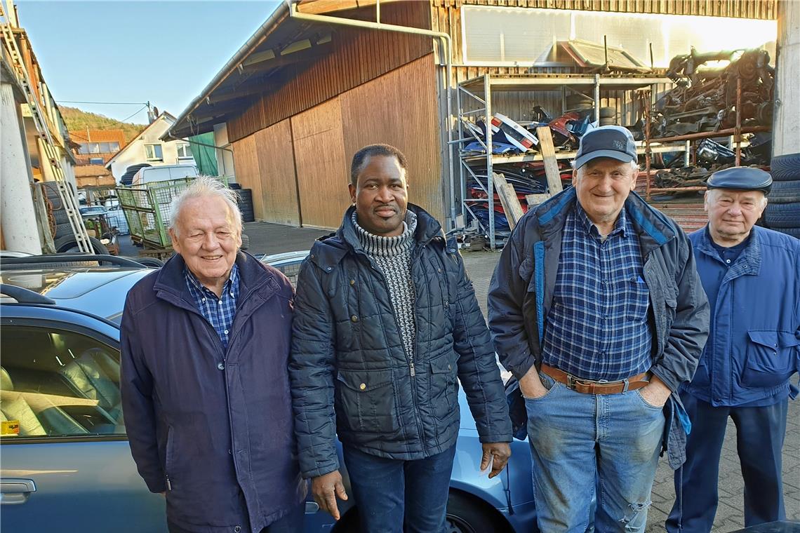 Können nicht verstehen, dass die Exakt-Autoverwertungsanlage in Auenwald-Mittelbrüden im Gewerbegebiet Hofwiesen ruhen muss (von links): Diplom-Ingenieur Günter Hoffmann und Kfz-Meister Nuel Johnson mit seinen beiden Nachbarn Alfred Pfister und Erwin Teschner. Foto: F. Muhl