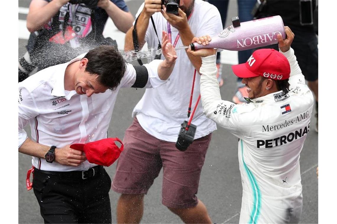 Können wohl bald den sechsten WM-Sieg feiern: Lewis Hamilton (r) und Mercedes-Teamchef Toto Wolff. Foto: David Davies/PA Wire/dpa