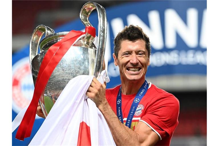 Könnte eine überragende Saison mit dem Weltfußballer-Titel krönen: Bayern-Torjäger Robert Lewandowski. Foto: Michael Regan/Getty Images via UEFA/dpa