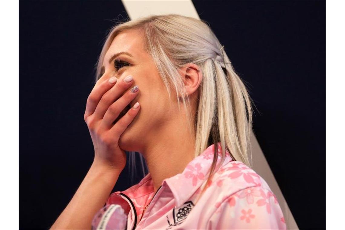 „Queen of the Palace“: Sherrocks modernes Sport-Märchen Könnte ihren nächsten Coup kaum fassen: Fallon Sherrock. Foto: Steven Paston/PA Wire/dpa