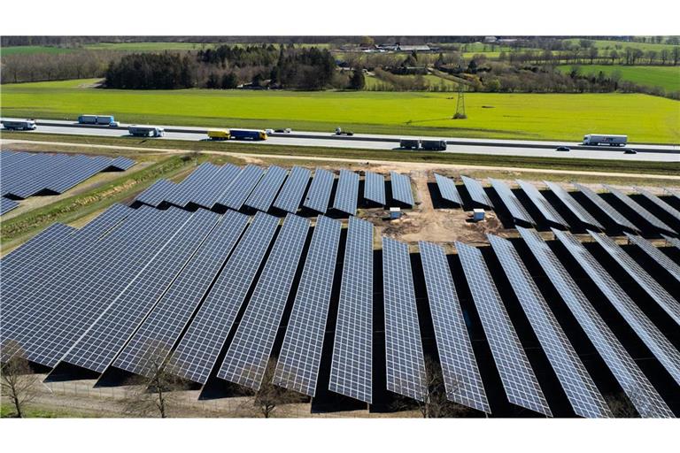 Könnten auch  an der A8 im Norden von  Heimsheim stehen: PV-Freiflächenanlagen entlang einer  Autobahn.