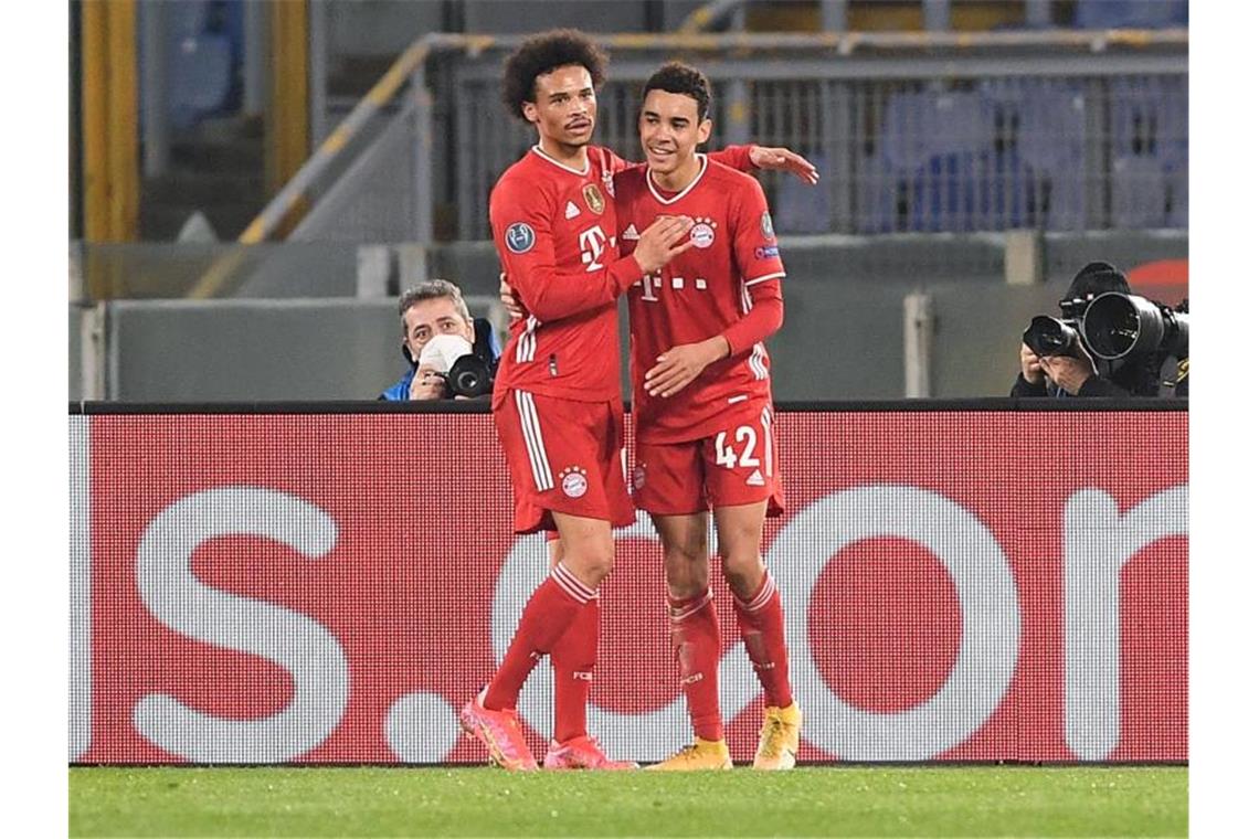 Löw will Musiala und Wirtz für Länderspiele nominieren Könnten bald Nationalmannschaftskollegen sein: Die Bayern-Profis Leroy Sané und Jamal Musiala (r). Foto: Giuseppe Maffia/dpa