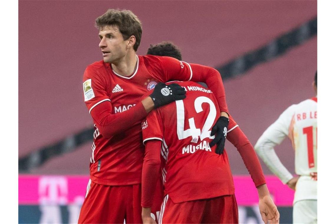 Bayern-Profi Musiala wäre über EM zusammen mit Müller froh Könnten beide noch zur EM mitfahren: Thomas Müller (l) und Jamal Musiala. Foto: Sven Hoppe/dpa