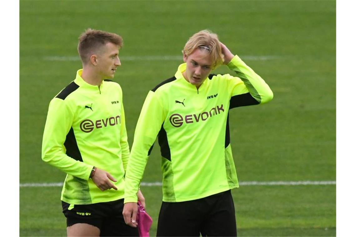 BVB bangt um Haaland - Rose: „Signal an die Gruppe senden“ Könnten beim BVB gegen Sporting Lissabon wieder eingesetzt werden: Marco Reus (l) und Julian Brandt beim Training. Foto: Bernd Thissen/dpa