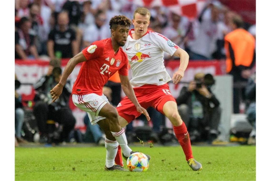 Könnten wieder aufeinandertreffen: Kingsley Coman vom FC Bayern München (l) und Leipzigs Lukas Klostermann. Foto: Matthias Balk
