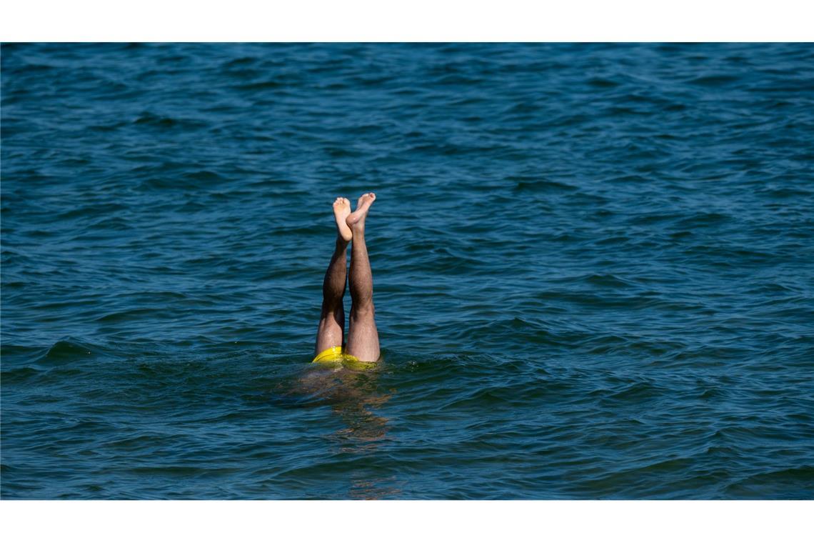 Bilder des Tages Köpfchen in das Wasser, Füßchen in die Höh.