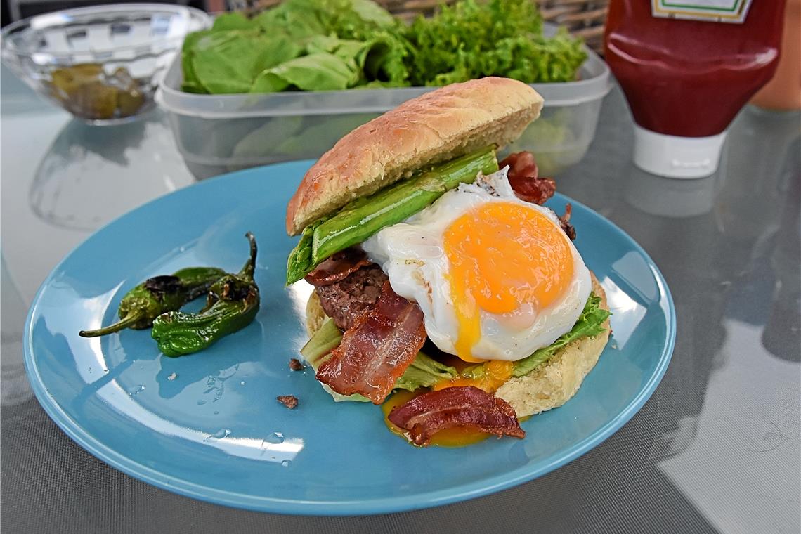 Mehr als Bulette mit Salat im Brötchen