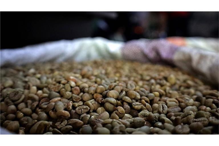 Koffeinhaltige Lebensmittel können das Herz-Kreislauf-System und das zentrale Nervensystem in Schwung bringen. Damit erhöhen sich die Konzentrationsfähigkeit und auch die körperliche Leistungsfähigkeit.