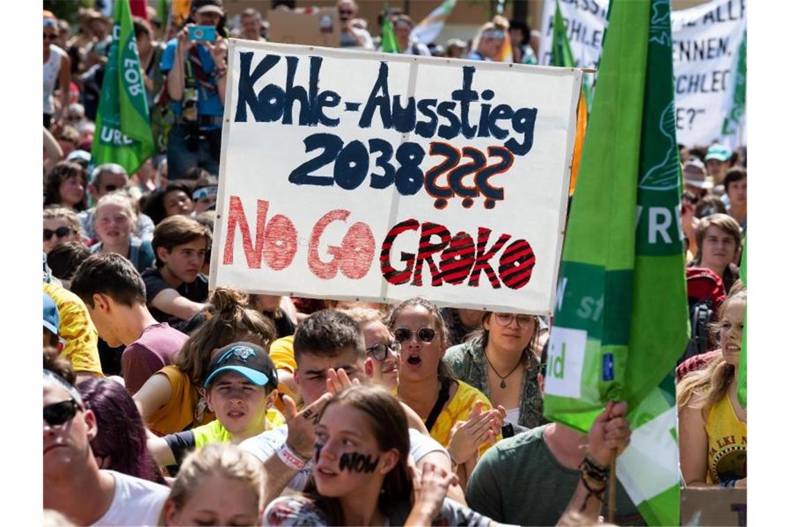 Söder für Kohleausstieg schon bis 2030 - CDU sagt nein „Kohle Ausstieg 2038??? No Go Kroko“: Demonstranten im nordrhein-westfälischen Jüchen. Foto: Federico Gambarini