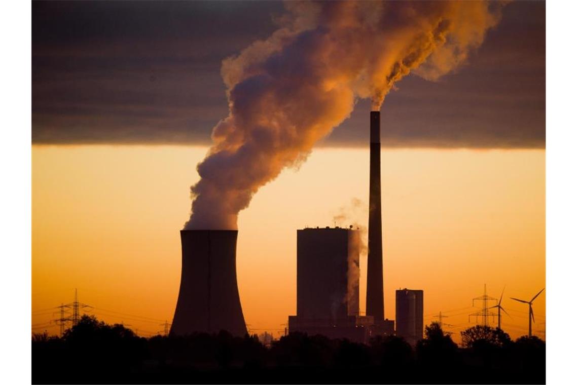 Kohlekraftwerk in Niedersachsen. Die Europäische Union will den Ausstoß an Treibhausgasen in der EU bis 2030 im Vergleich zu 1990 um 40 Prozent senken. Laut Schätzungen müssten dafür jährlich etwa 180 Milliarden Euro klimafreundlich investiert werden. Foto: Julian Stratenschulte/dpa