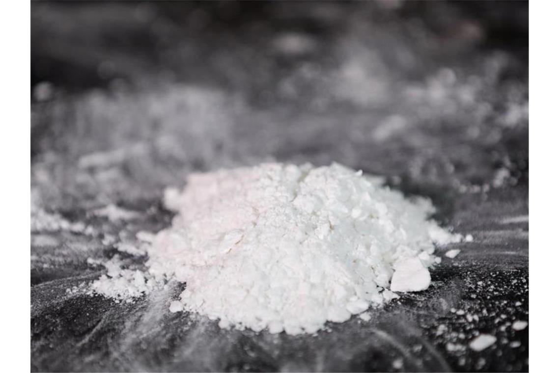 Kokain liegt auf einem Tisch. Foto: Christian Charisius/dpa/Symbolbild