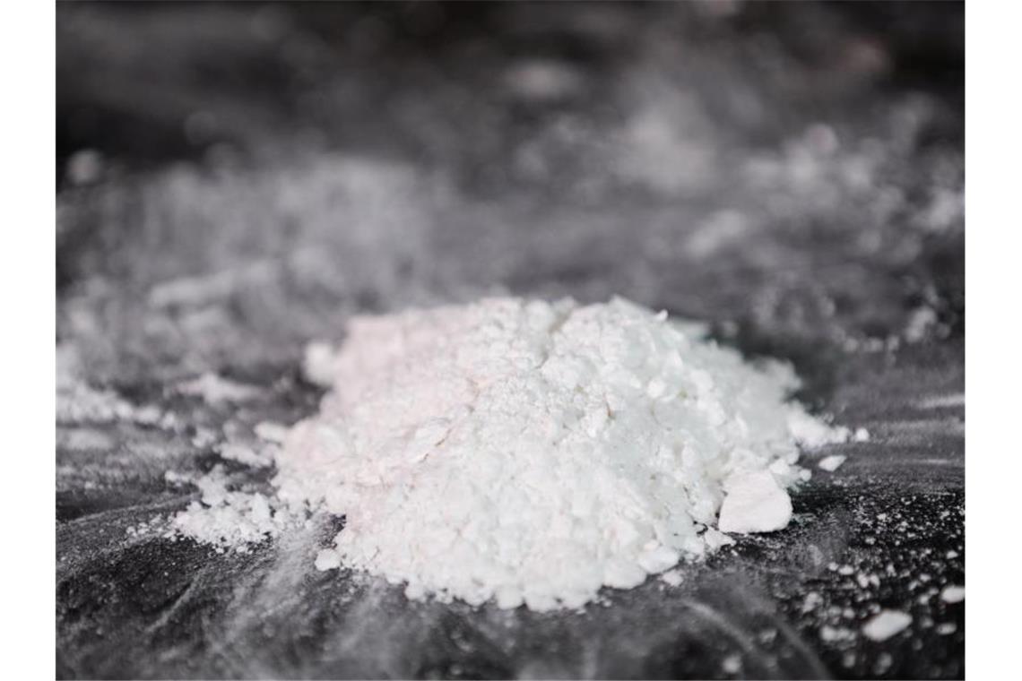 Kokain liegt auf einem Tisch. Foto: Christian Charisius/dpa/Archivbild