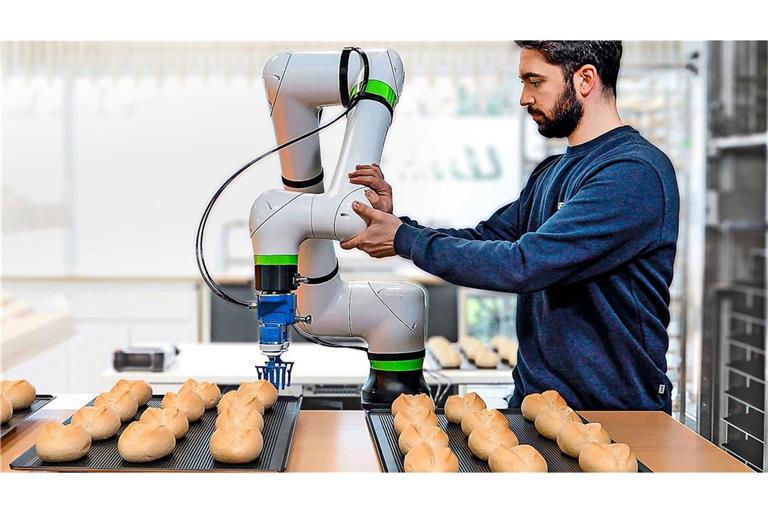 Kollege Roboter: Hier arbeitet ein Mensch mit einem Cobot zusammen.