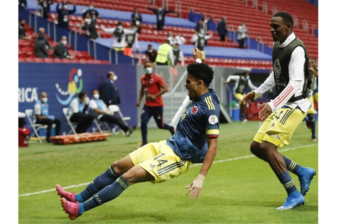 Kolumbiens Luis Diaz (l) feiert den dritten Treffer seiner Mannschaft gegen Peru im Spiel um Platz 3. Foto: Andre Penner/AP/dpa