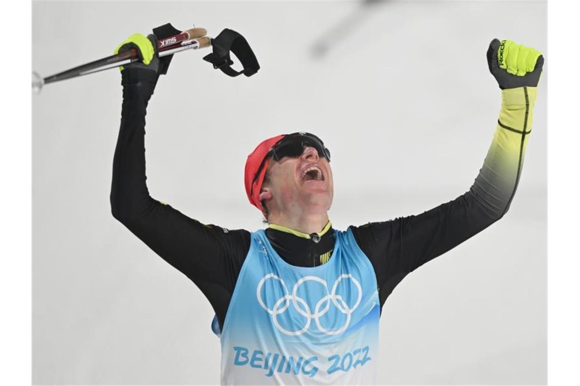 Demütiger Olympiasieger Geiger: „Wichtigere Dinge im Leben“ Kombinierer Vinzenz Geiger jubelt über seinen Olympiasieg. Foto: Hendrik Schmidt/dpa