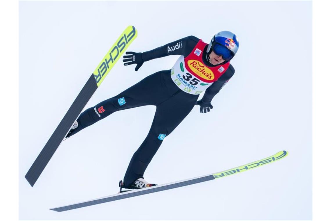 Erster Saisonsieg für Kombinierer: Geiger triumphiert Kombinierer Vinzenz Geiger beim Skispringen. Foto: Georg Hochmuth/APA/dpa