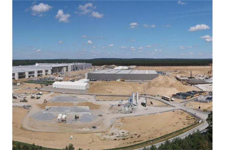 KOMBO - Ein Panorama aus vier einzelnen Bildern zeigt das Baugelände der Tesla-Autofabrik östlich von Berlin. Foto: Patrick Pleul/dpa-Zentralbild/dpa