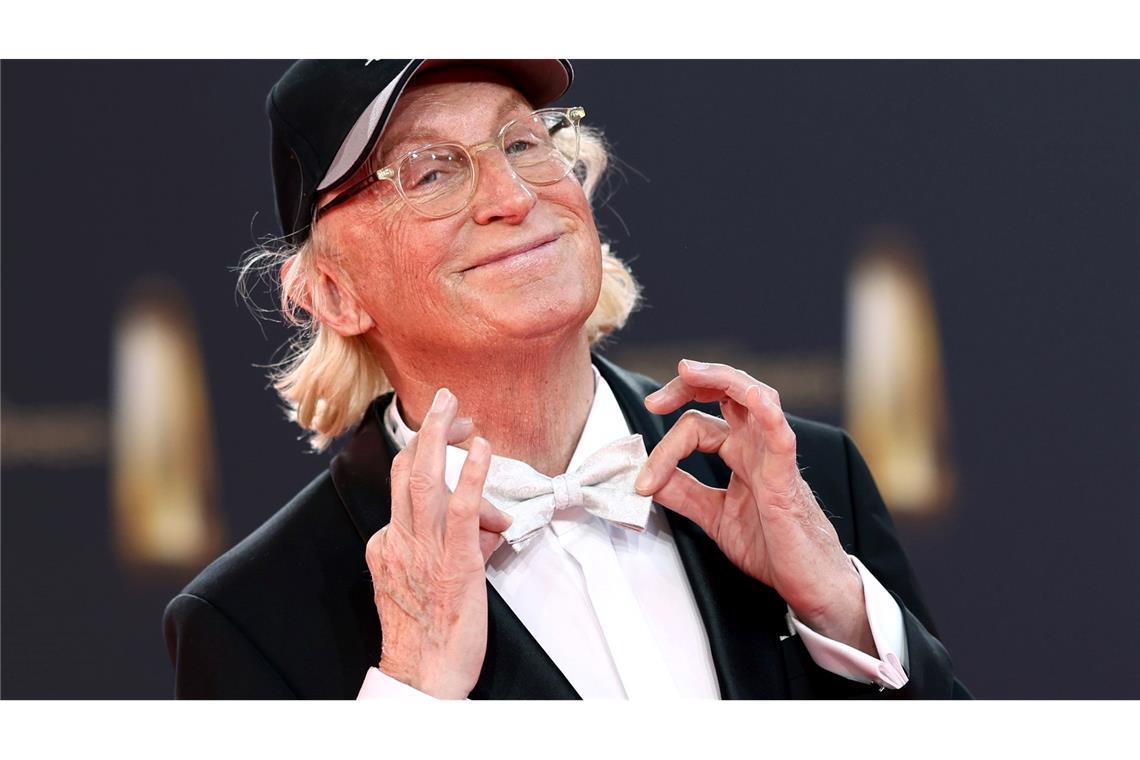 Komiker Otto Waalkes kommt zur Verleihung des Deutschen Fernsehpreises.