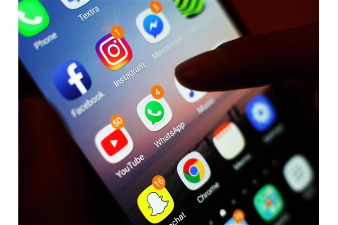 Giffey scheut Konflikt mit WhatsApp und Co. nicht Kommen die Anbieter den neuen Vorgaben nicht nach, sollen künftig hohe Bußgelder drohen. Foto: dpa