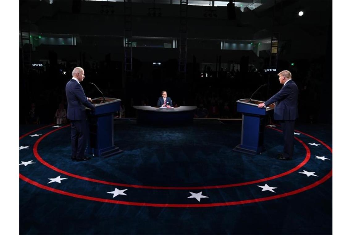 Kommentatoren charakterisierten das erste von drei Duellen als chaotisch und einer Demokratie wie den USA für unwürdig. Foto: Olivier Douliery/Pool AFP/AP/dpa