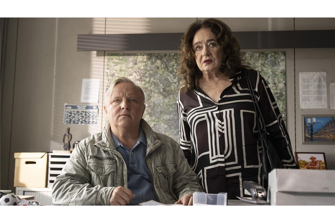 Wie war „Fiderallala“, der neue „Tatort“ aus Münster? Kommissar Frank Thiel (Axel Prahl, l.) und Staatsanwältin Wilhelmine Klemm (Mechthild Großmann, r.) sind erstaunt, wer spontan im Kommissariat auftaucht und den Mord an Chris Haffmeister gesteht.