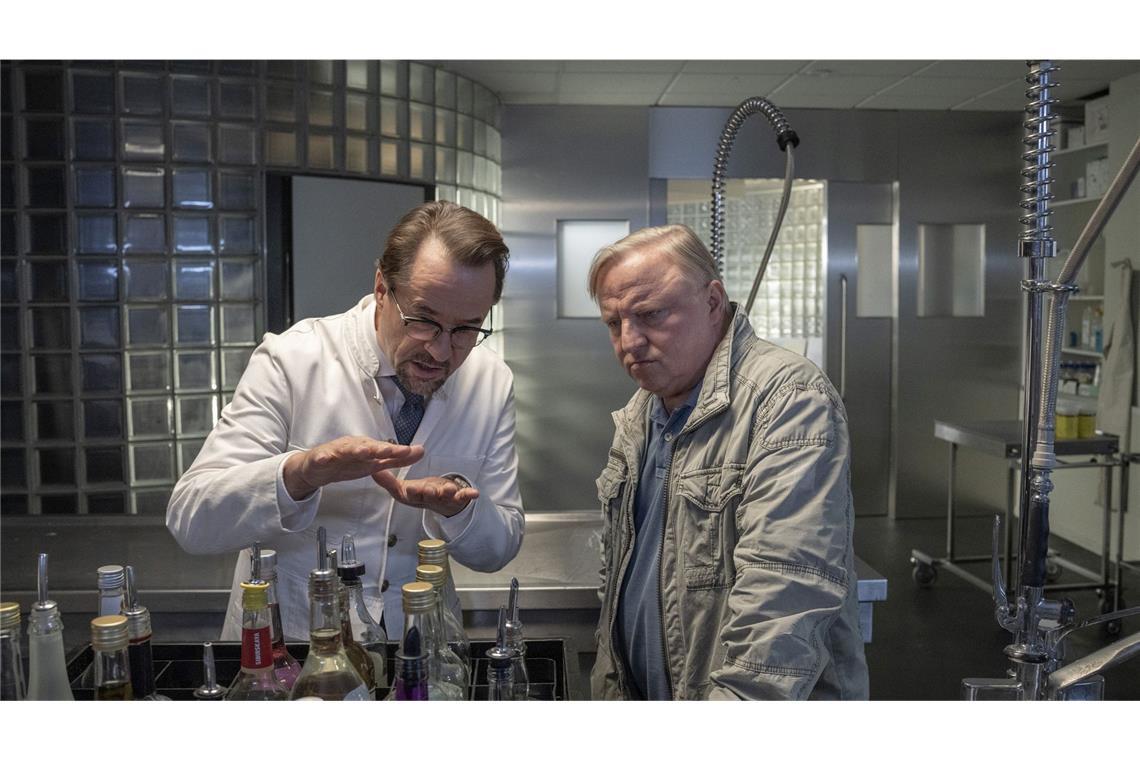 Berauschter Boerne geht viral Kommissar Frank Thiel (Axel Prahl, r.) kann kaum glauben, was ihm Prof. Karl-Friedrich Boerne (Jan Josef Liefers, l.) zum Tathergang erklärt.