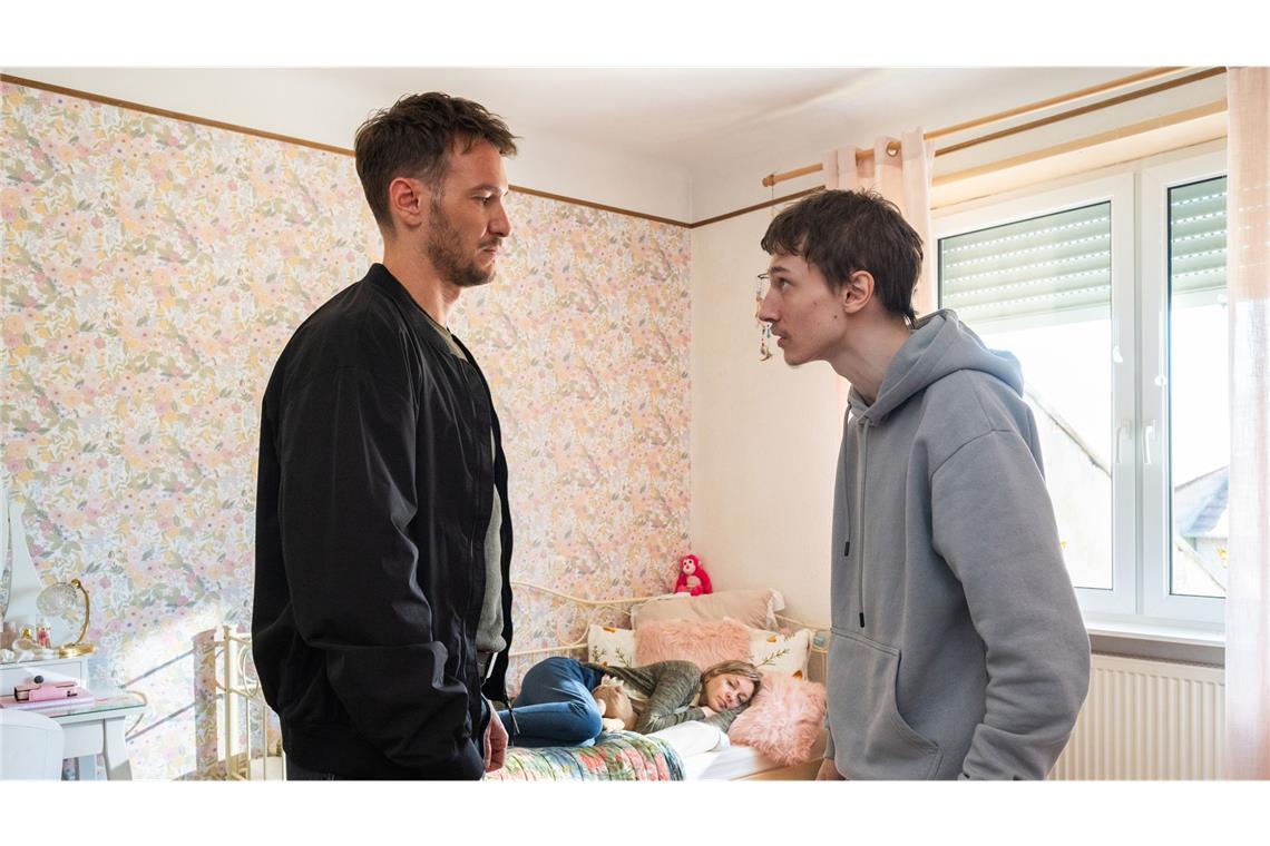 Kommissar Hölzer (Vladimir Burlakov, li.) kommt auch nicht recht an den Sohn des Ermordeten heran; erst recht nicht an die Gattin (Valery Tscheplanowa).