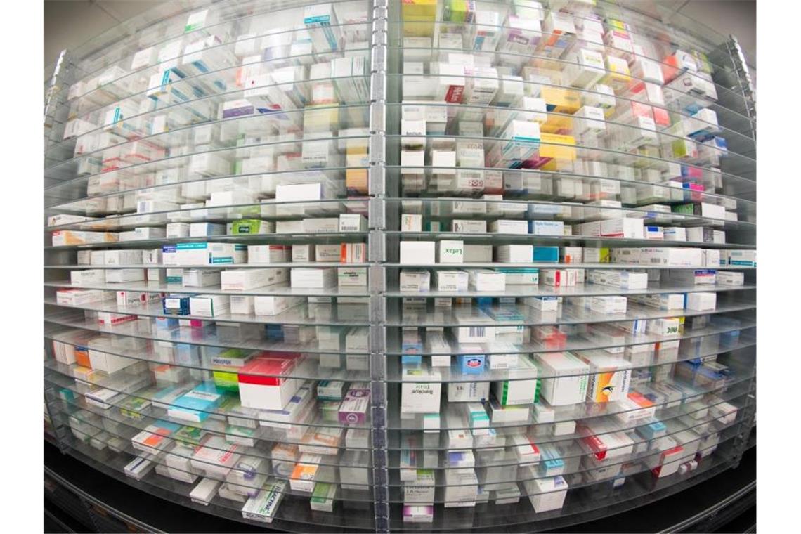 Kommissionierautomat einer Apotheke: Derzeit gibt es Lieferengpässe für gängige Arzneimittel. Foto: Daniel Reinhardt/dpa