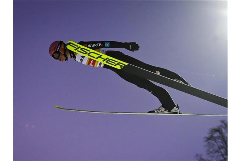 Kommt als Gesamtweltcupführender zum Tourneeauftakt nach Oberstdorf: Karl Geiger. Foto: Gian Ehrenzeller/KEYSTONE/dpa
