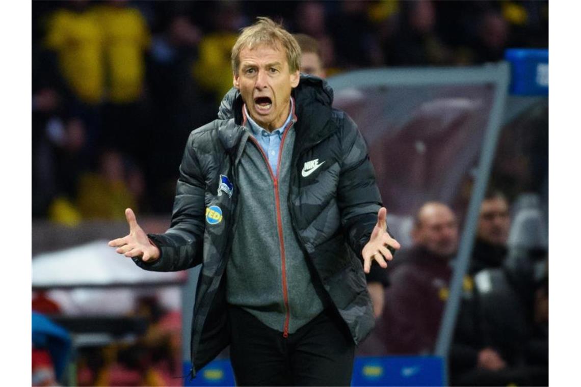 Motivator Klinsmann will den ersten Hertha-Sieg Kommt bei den Hertha-Profis gut an: Jürgen Klinsmann. Foto: Gregor Fischer/dpa