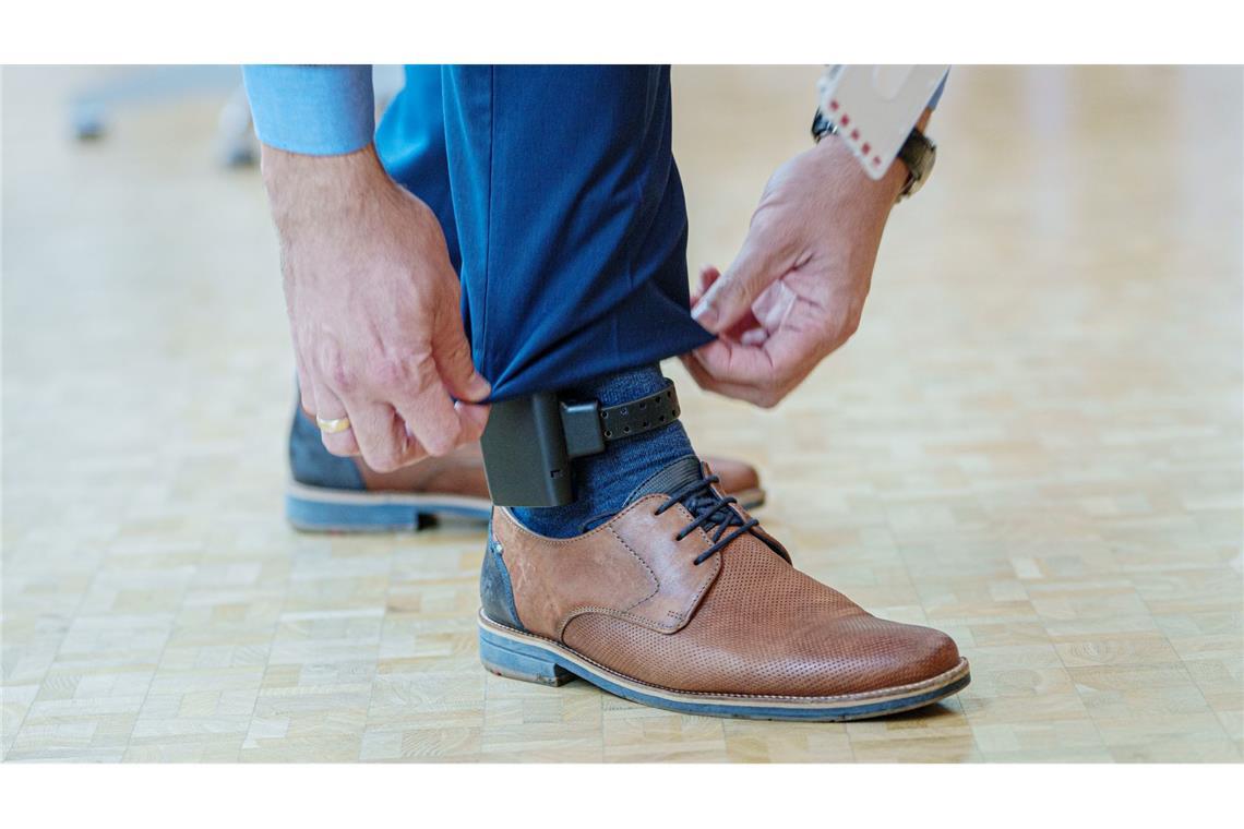 Fußfessel soll Opfer vor häuslicher Gewalt schützen Kommt der Täter zu nah, sollen Opfer und Polizei einen Hinweis bekommen. (Symbolbild)