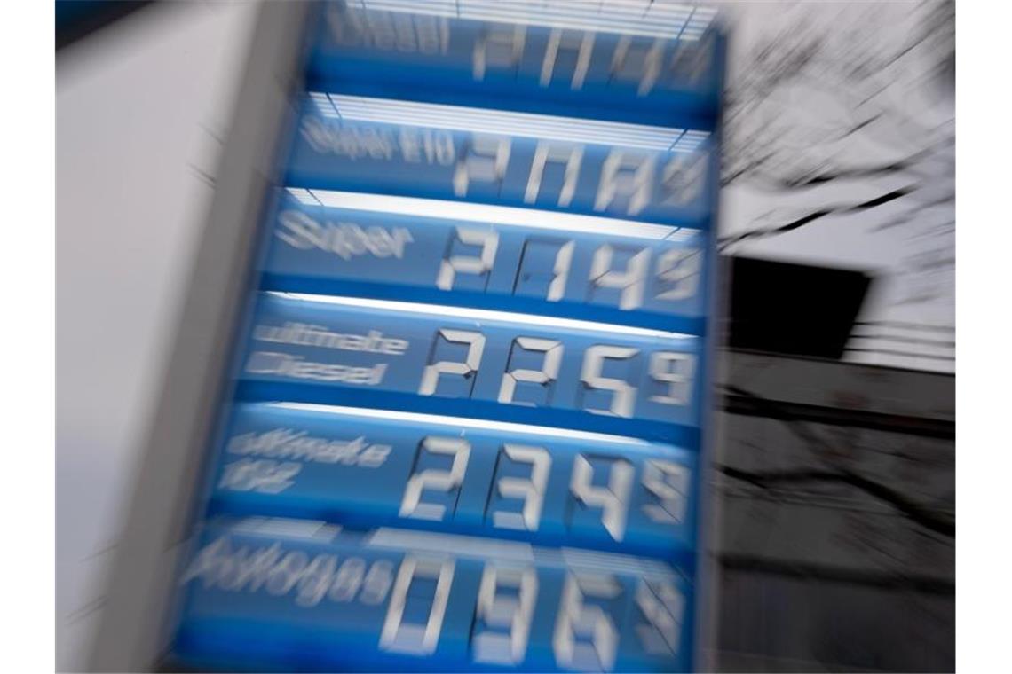 Spritpreis-Entlastung: Mobilitätsgeld statt Tankrabatt? Kommt ein Tankrabatt oder doch ein anderes Werkzeug, um die Bundesbürger an der Zapfsäule zu entlasten? Die Politik ringt um einen gangbaren Weg. Foto: Paul Zinken/dpa