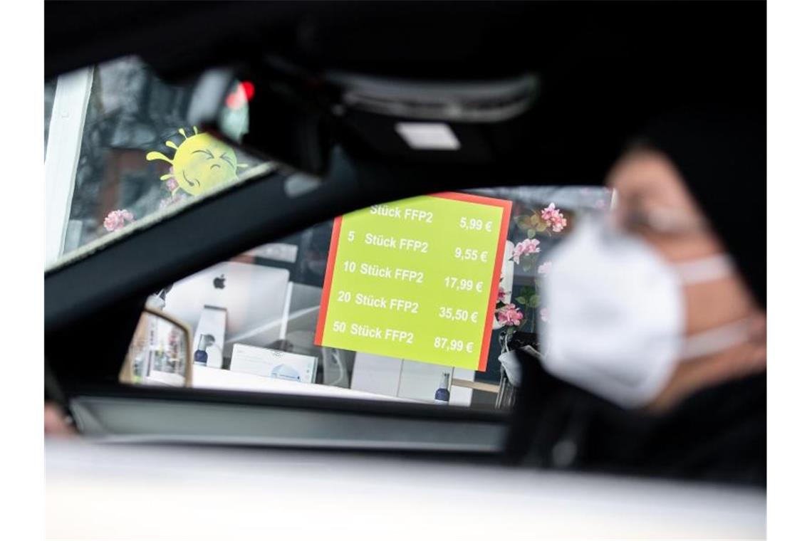 Kommt eine „Mitführpflicht“ von Mund-Nase-Bedeckungen im Auto?. Foto: Matthias Balk/dpa