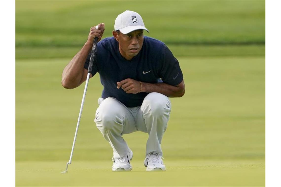 Kommt nach seinem schweren Autounfall langsam wieder auf die Beine: Golf-Superstar Tiger Woods. Foto: John Minchillo/AP/dpa