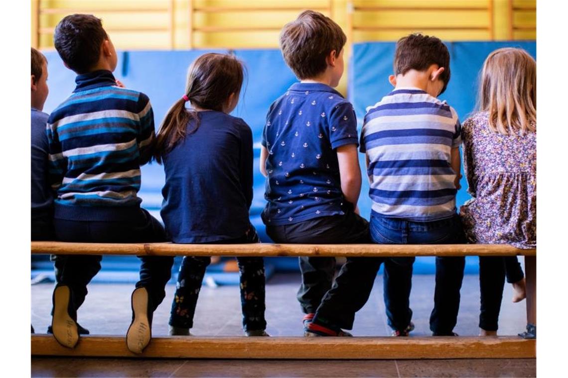 Schulen und Kitas öffnen - dritte Corona-Welle befürchtet Kommunen, die ab der kommenden Woche keinen eingeschränkten Regelbetrieb für alle Kita-Kinder anbieten wollen, müssen das mit den Gesundheitsbehörden abstimmen. Foto: Rolf Vennenbernd/dpa