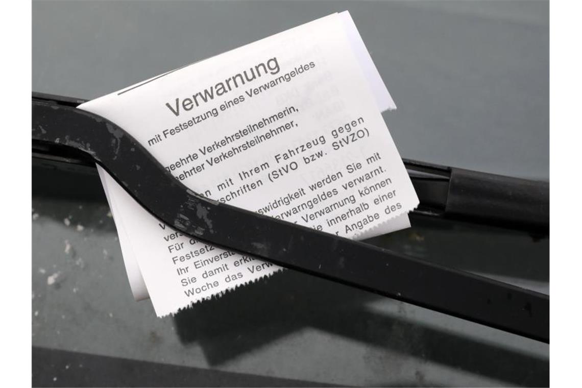 Anwalt: Autofahrer sollten „Knöllchen“ prüfen Kommunen dürfen keine privaten Dienstleister zur Verkehrsüberwachung einsetzen. Gegen „Knöllchen“ könnte sich so mancher Autofahrer nach einer Entscheidung des Oberlandesgerichts (OLG) Frankfurt jetzt wehren. Foto: Bernd Wüstneck/dpa